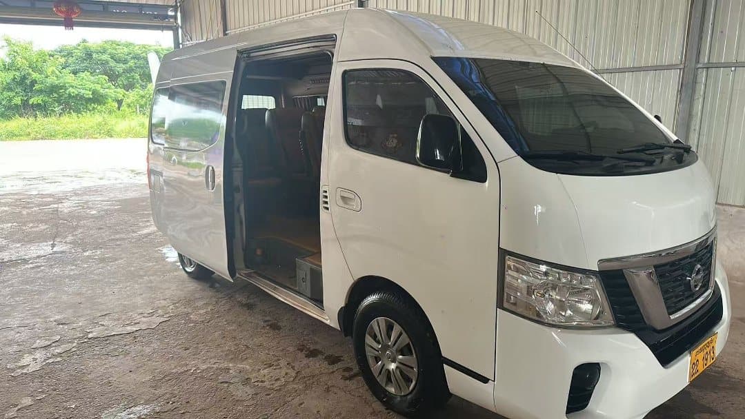 日产 NV350 商务小巴